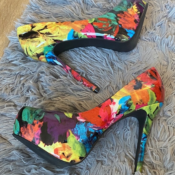 Steve Madden Nala multicolored floral hidden platform pumps. Size 7.5 - Picture 5 of 13